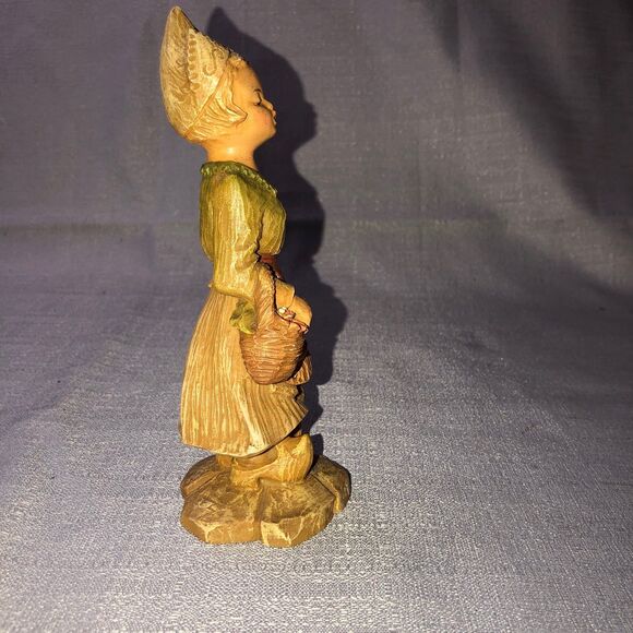 Vintage Copy Verb HM Dutch Girl made in Holland, Carrying a Basket of Flowers - Picture 3 of 7